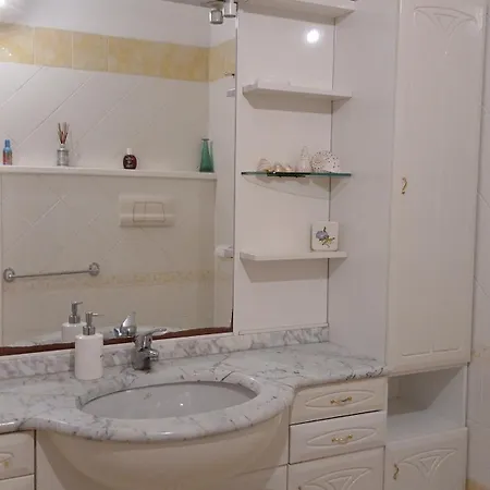 Проживание в семье With Private Bathroom, No Smoking Палау